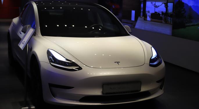 Why Tim Quast Says Tesla Stock Investors Should Wait For Better Buying Opportunity