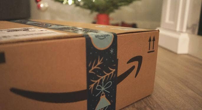 Amazon, aumento paghe orarie anticipato di un mese
