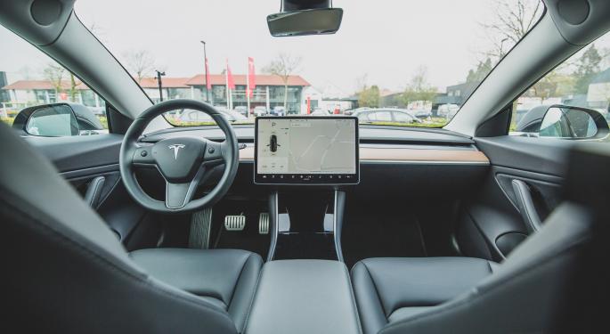 Tesla Refuses To Integrate Apple's CarPlay — You Can Do It Anyway