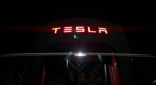 Tesla è lontana dall’autonomia per le sue auto elettriche