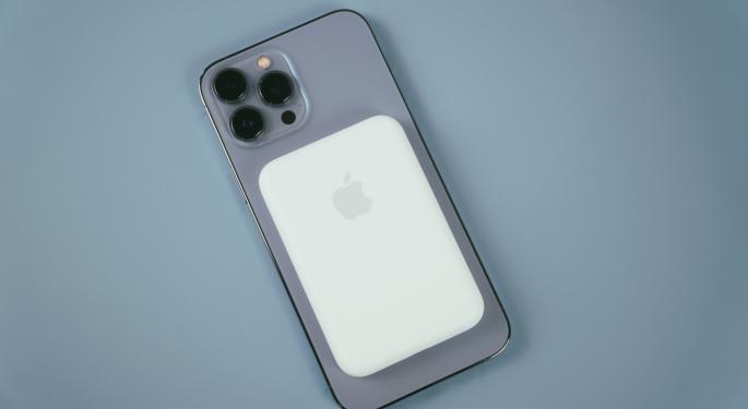 Analyst Says Don't Expect Apple To Give You A Portless iPhone Any Time Soon