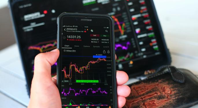 CNBC's Final Trades: Starbucks, Johnson & Johnson, Union Pacific And This Way To Gain Exposure To Gold