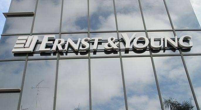 Ernst & Young, multado con 100M$ por el engaño de sus auditores