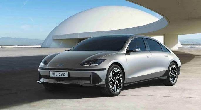 Hyundai sfida Tesla con la sua nuova berlina elettrica