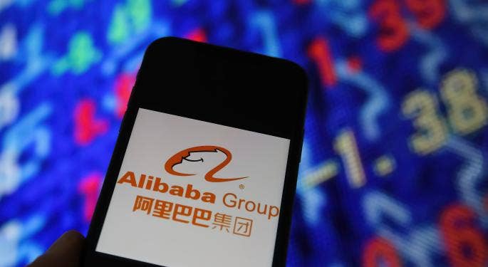 Alibaba sube un 3,6% y el Hang Seng cambia de tendencia