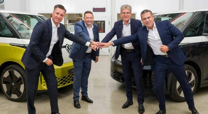 Volkswagen eleva la producción de material para baterías con una empresa conjunta