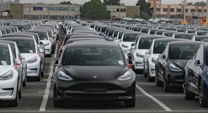 Las acciones de Tesla caen tras los recortes de precios en China