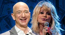 Jeff Bezos regala 100 milioni a Dolly Parton: «Dà con il cuore»