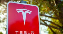 Charlie Munger elogia il «piccolo miracolo» di Tesla