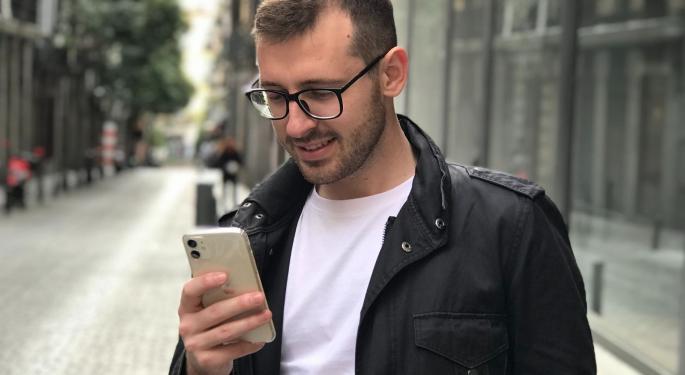 Why This Apple Analyst Sees Upside To iPhone Shipments In The Coming Months