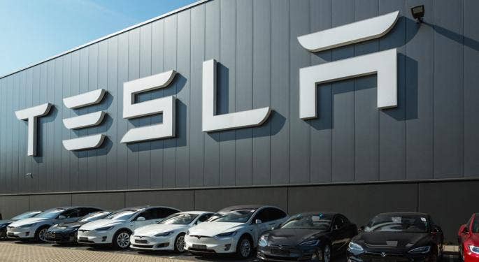 Tesla fa sconti in Europa mentre Ford aumenta i prezzi