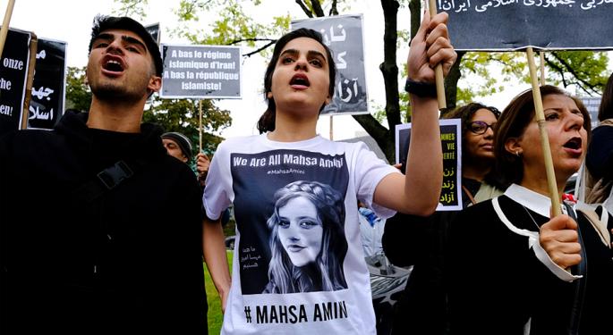 Colpite al volto e sui genitali dalla polizia, il racconto dall’Iran
