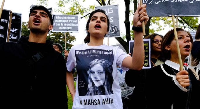 Colpite al volto e sui genitali dalla polizia, il racconto dall’Iran