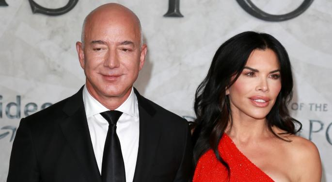Jeff Bezos de Amazon ya tiene su superyate Koru valorado en 500M$