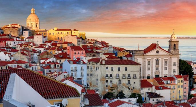 A Family Left The U.S. And Bought A 400-Year-Old Apartment In Portugal For Just $534,000