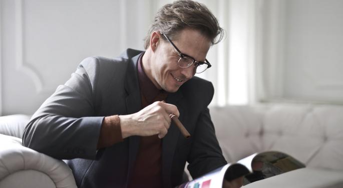 40-Year-Old Entrepreneur Rakes In $160K Monthly, Shares Tips For A Six-Figure Side Hustle