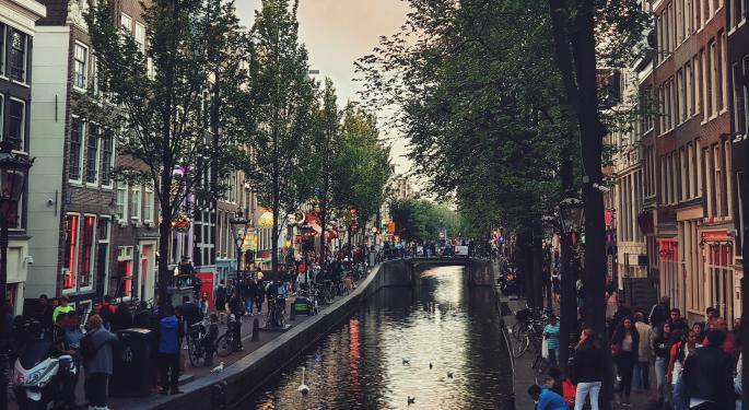 Amsterdam's Red Light District: Lights Out for Street Weed, Tourists Unfazed, Coffee Shops Happy