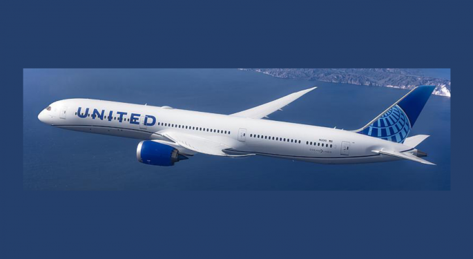 Pilotos de United Airlines consideran huelga por mejores salarios