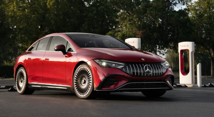 Mercedes-Benz se asocia con Tesla para acceso a Superchargers