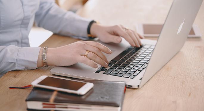 29-Year-Old Makes $45K A Year From Side Hustle She Can Do While At Her Full-Time Job
