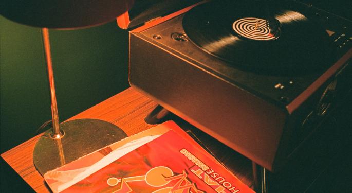 UK Vinyl Sales Surge to 1990 Peak, What Has Taylor Swift To Do With This?