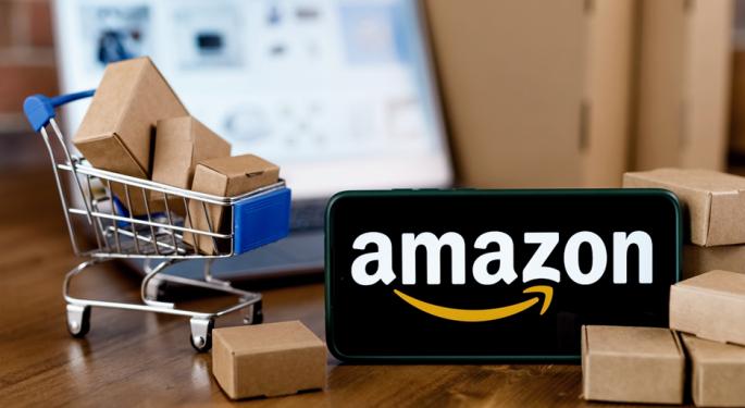 YouTube's 'Linus Tech Tips' Exposes Fake Products Sold On Amazon; Ecommerce Giant Responds To Benzinga