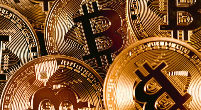 Bitcoin più vicino ai 30.000, Ethereum e Dogecoin in verde