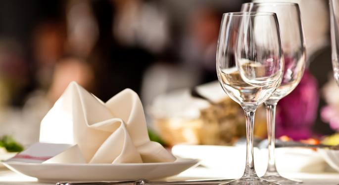 British Etiquette Expert Reveals Most Frequent Dining Faux Pas Committed By Americans: Are You Guilty?
