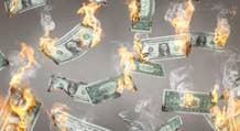Perché il dollaro è in fiamme nonostante i tassi della Fed?
