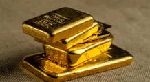 L’oro si avvicina ai massimi aspettando i tagli dei tassi