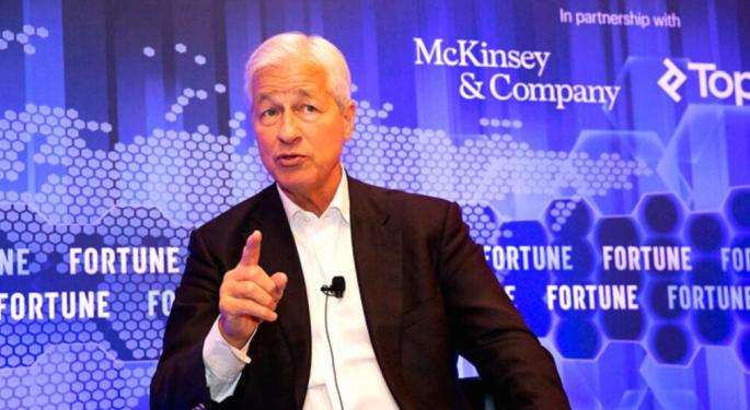 Jamie Dimon è diventato “troppo grande per i suoi stivali” dopo l’acquisizione di First Republic? Interviene il CEO di StanChart