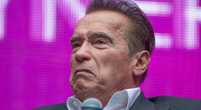 Arnold Schwarzenegger vuole chiudere una buca, ma fa cilecca