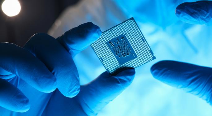 US-China Tech Race: Huawei's 5G New Chip Presents Challenge To Apple's Dominance