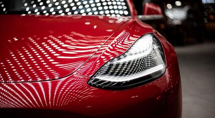 Tesla's UAW Strike Dilemma: 'Champagne on Ice' Or Bumpy Road Ahead? Bullish, Bearish Analysts Clash