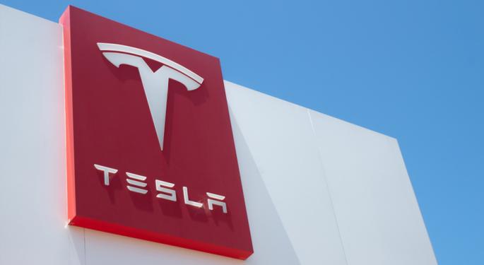 Tesla aumenta i prezzi dopo il -10% delle sue azioni