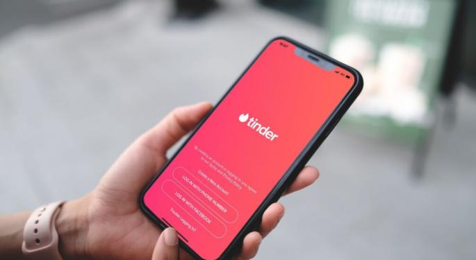 Your Mom And Friends Can Now Help You Swipe Left Or Right On Your Tinder Matches
