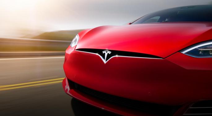 Gli ambientalisti incendiano 15 Tesla a Francoforte