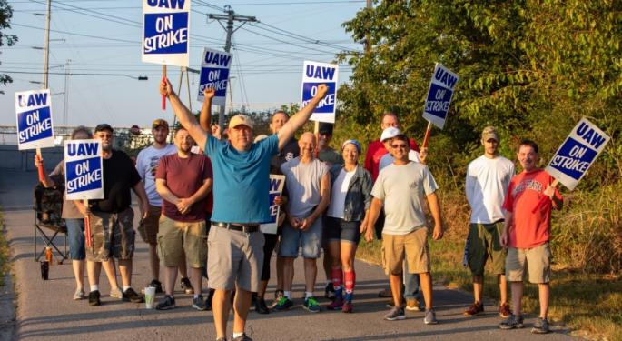 UAW Gains Traction In Volkswagen Tennessee Plant As A Thousand Employees Sign Union Authorization Cards