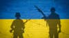 Cirujano ucraniano extrae una granada sin explotar del cuerpo de un soldado