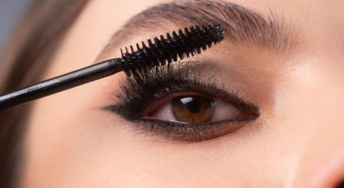 Cosmetic Blemishes: Estée Lauder's Mixed Earnings And Oppenheimer Downgrade