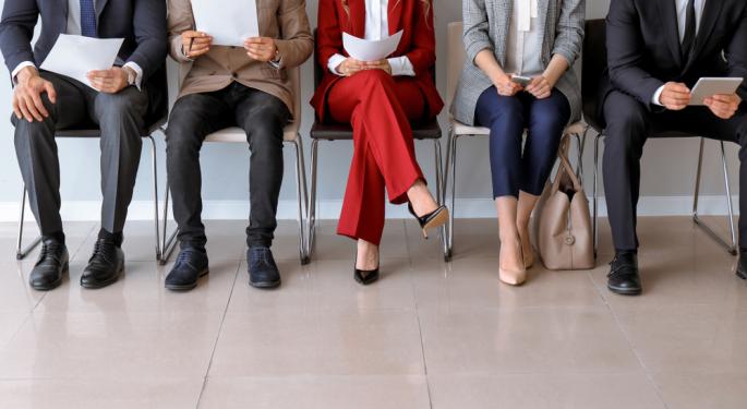 Labor Market's True Strength Under Microscope: Analyst Expects 500,000 Fewer Payrolls Wednesday