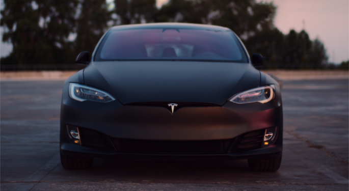 Tesla prueba sus coches eléctricos en el desierto de Dubai, ¿Pasaron?