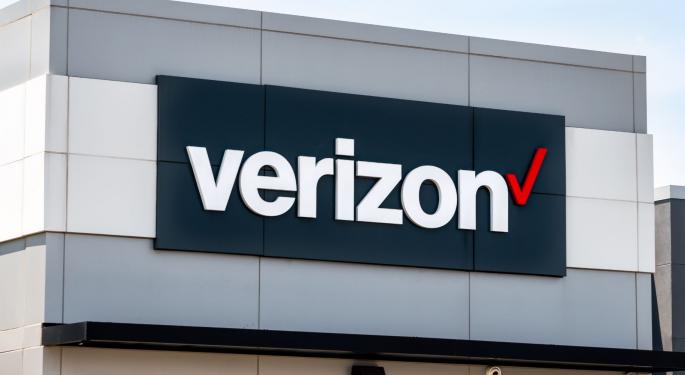 Verizon Communications Analyst Turns Bullish, Expects Superior 2024 Performance Over T-Mobile, AT&T