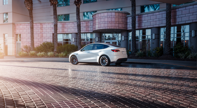 Tesla Announces New Auto Park, Customers Post Videos Of It In Action