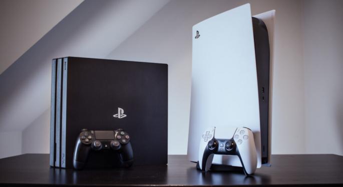 Half Of PlayStation Gamers Still Use PS4 Despite PS5's Strong Sales: Here's Why