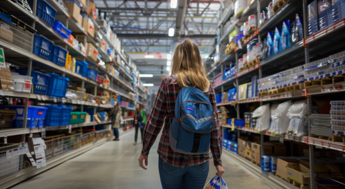 Lowe's Reports Gains Despite Tough Market Conditions: 8 Analysts Break Down Q1 Results