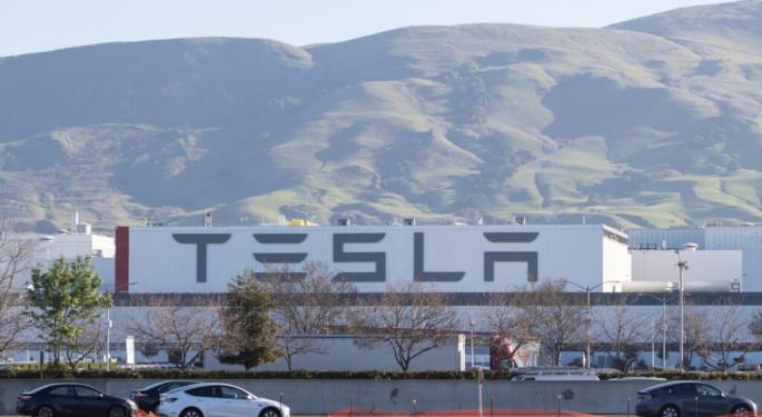 Tesla Bull Says EV Giant's FSD Revenue Nearing $1B Annual Run-Rate, Urges Breaking Out AI And Robotics Numbers