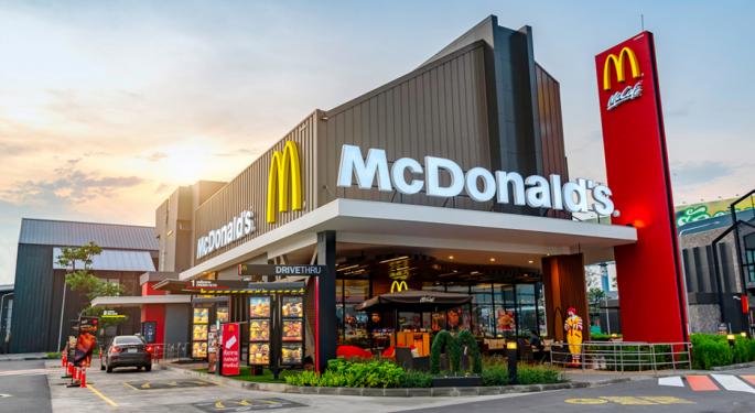 McDonald's $5 Value Meal Fails To Offset Lower Traffic: 4 Analysts Cut Forecasts After Q2 Results
