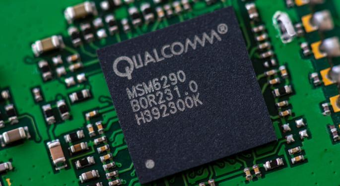 Qualcomm Q3 Earnings Preview: AI, Auto, Smartphones Top Items To Watch, Analyst Says 'Share Price Pull-Back Offers Entry Point'