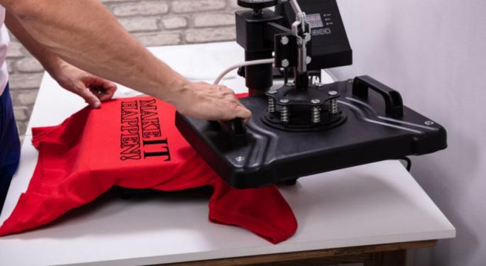 He Quit His Full-Time Web Developer Job To Start A T-Shirt Side Hustle — Now He Earns $175K A Year Working Just 1 Hour A Day